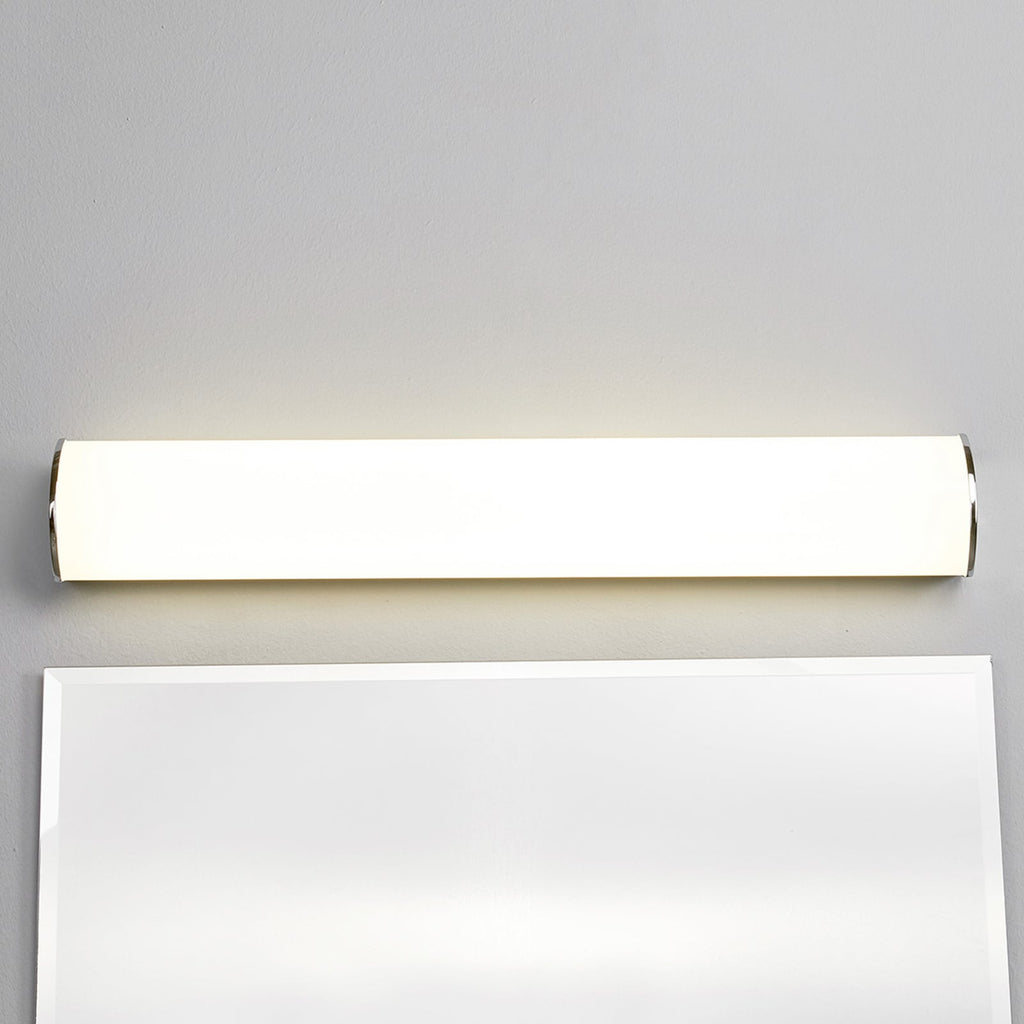 LED baderomsvegglampe Elanur hvit/krom 58 cm detalj av lyspære