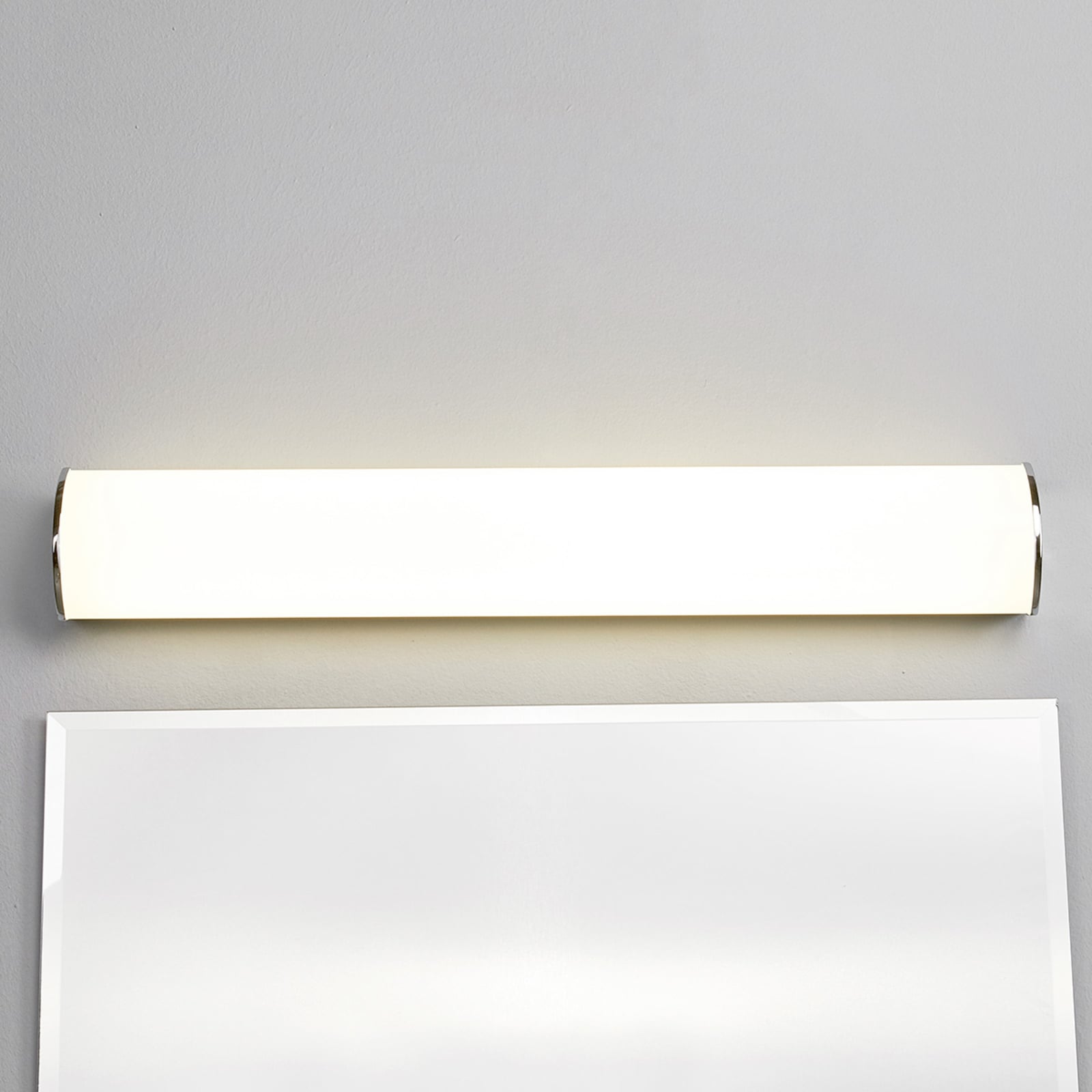 LED baderomsvegglampe Elanur hvit/krom 58 cm detalj av lyspære