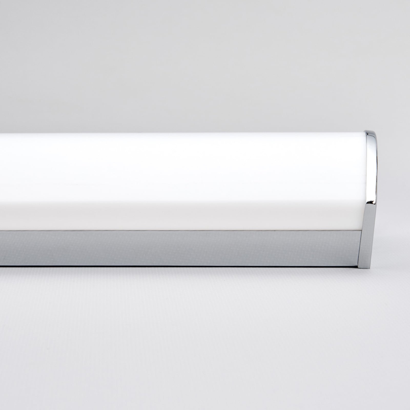 LED baderomsvegglampe Elanur hvit/krom 58 cm sideprofil