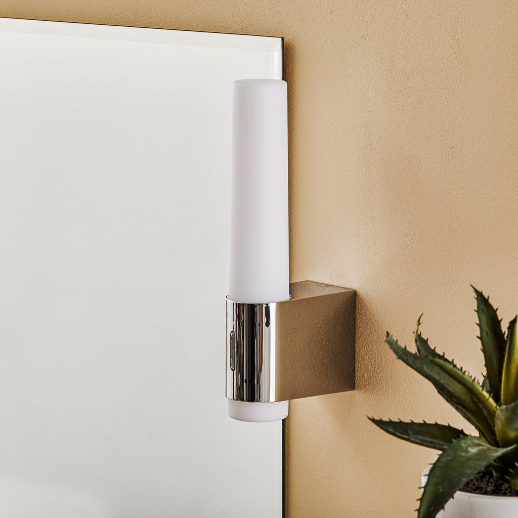 LED baderomsvegglampe Helva Night krom IP44 med bryter bakside