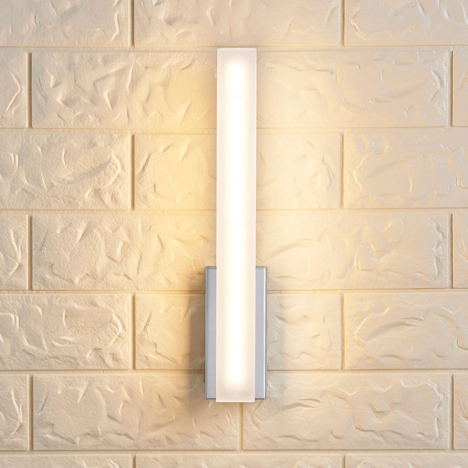 LED baderomsvegglampe Julie krom 32 cm IP44 montert på vegg