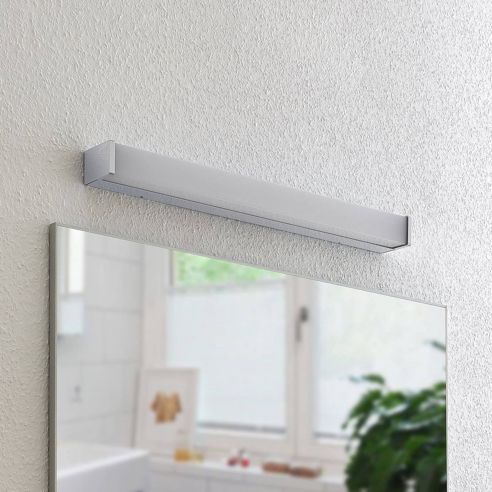 LED baderomsvegglampe Klea 60 cm krom aluminium IP44 lysdetalj