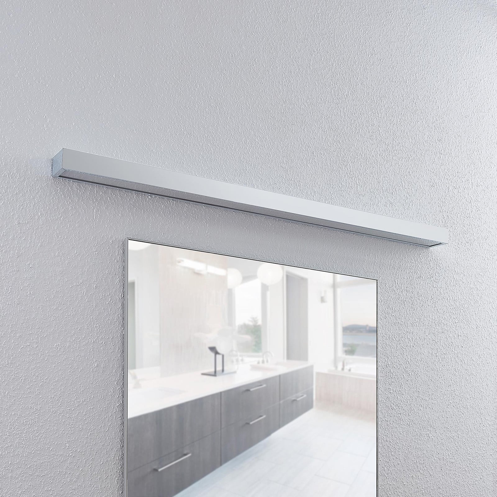 Nærbilde av LED baderomsvegglampe Layan 120 cm krom