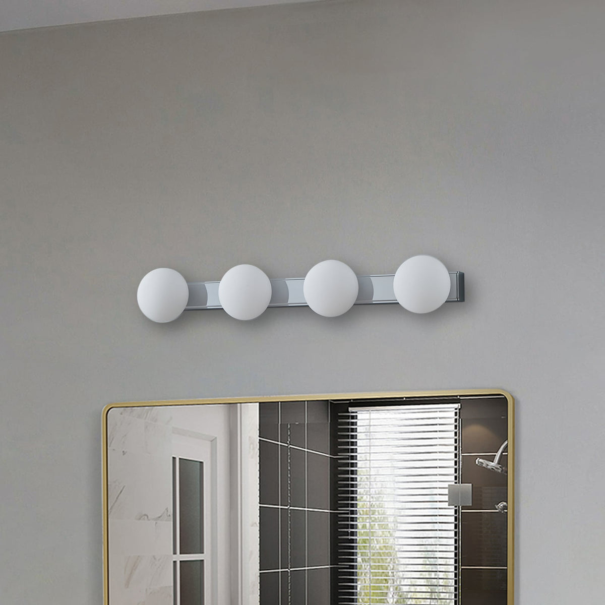 LED baderomsvegglampe Myrra 4-lys glass krom 60 cm montert på bad