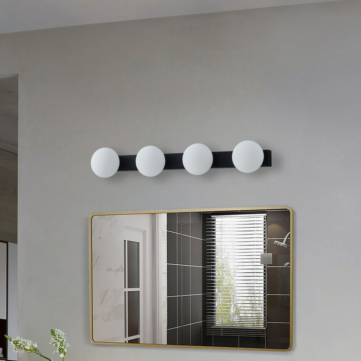 Detalj av LED baderomsvegglampe Myrra 4-lys glass svart 60 cm