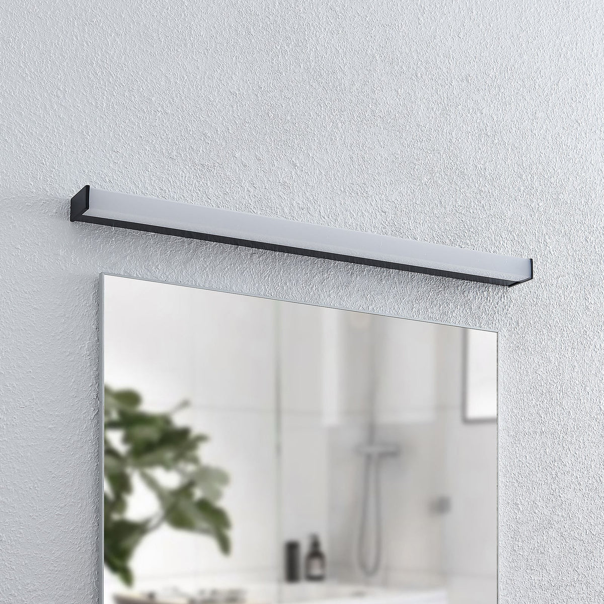 LED baderomsvegglampe Ulisan svart 89 cm IP44 bakside