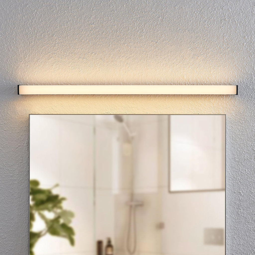 Montert LED baderomsvegglampe Ulisan svart 89 cm IP44 på bad