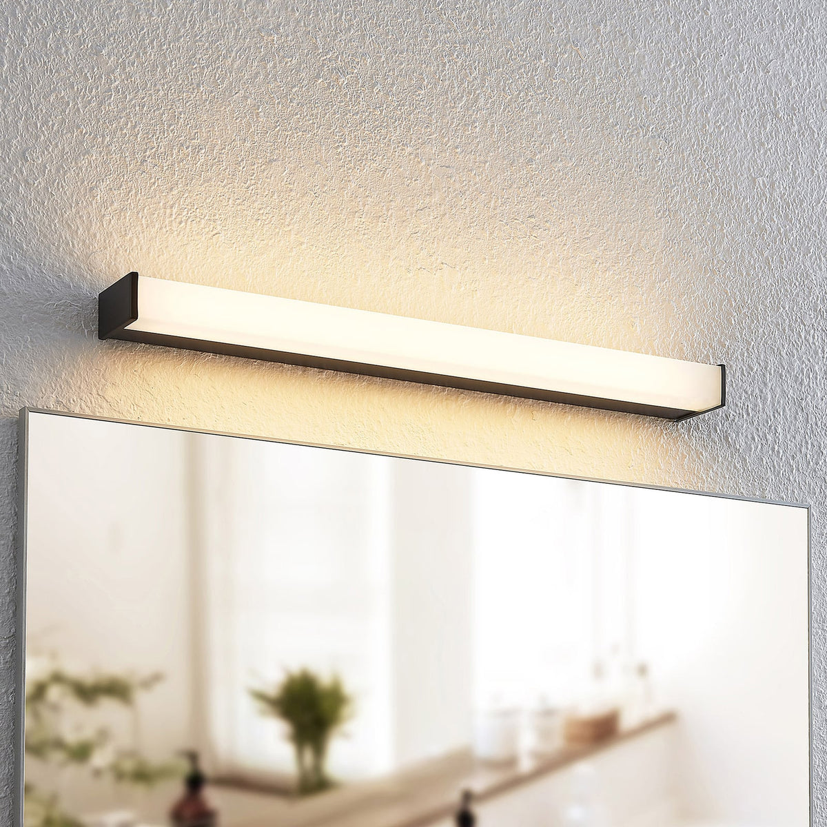 LED baderomsvegglampe Ulisan svart/hvit forfra