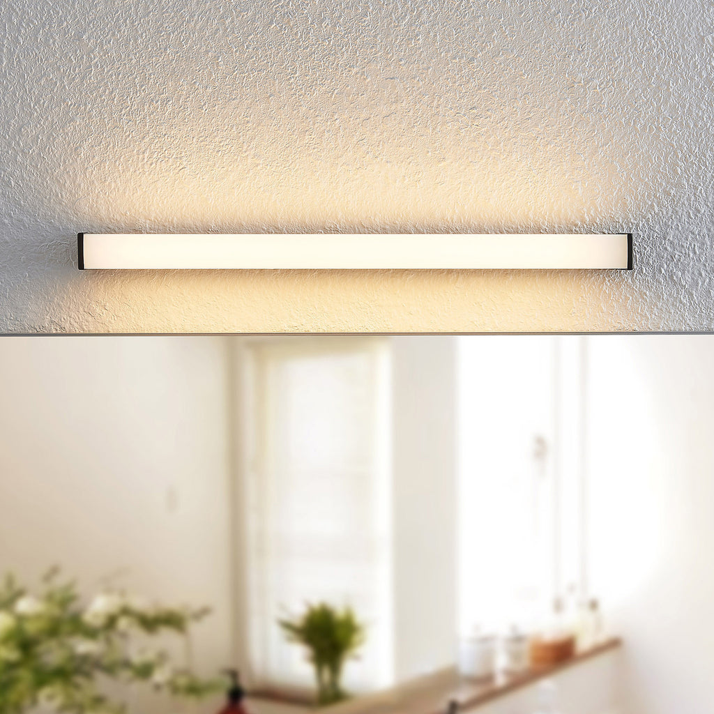 LED baderomsvegglampe Ulisan svart/hvit montert på vegg