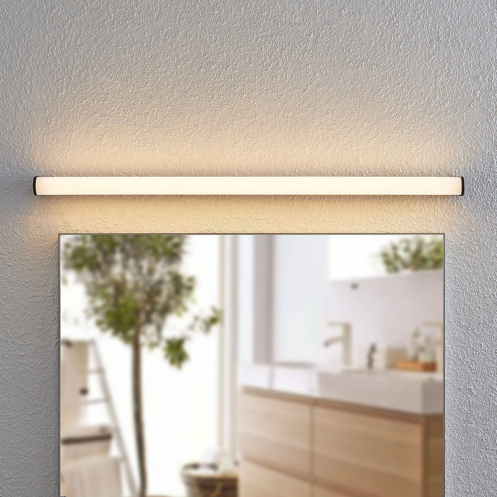 LED baderomsvegglampe Ulisan montert på bad