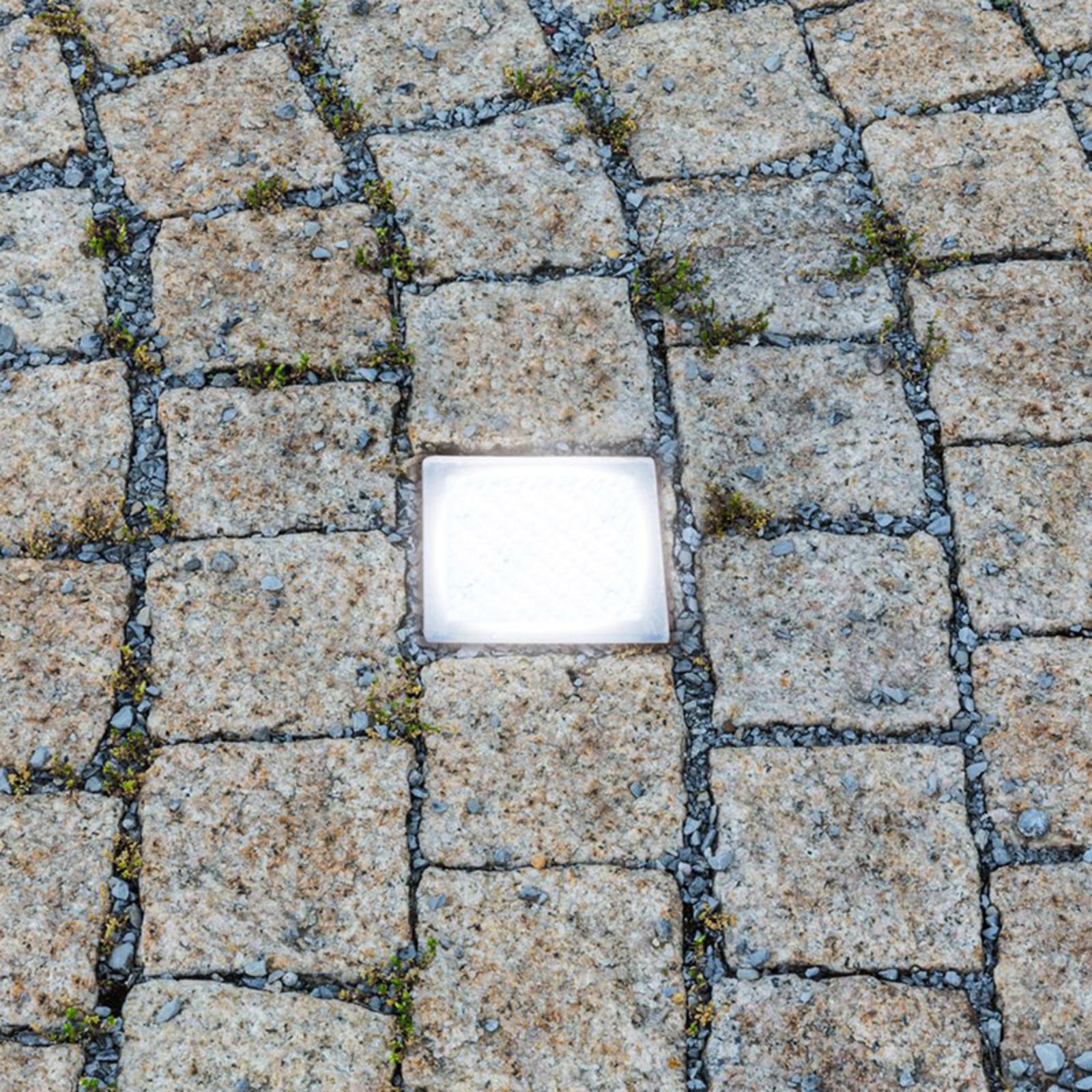 Sideprofil av LED bakkespot Akiaki brostein 10x10 cm varmhvit IP67