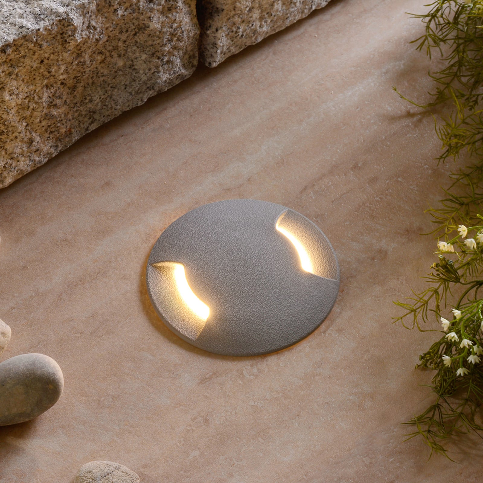 Nærbilde av LED bakkespot Ceci 120-2L grå CCT 2-veis Ø12 cm IP67