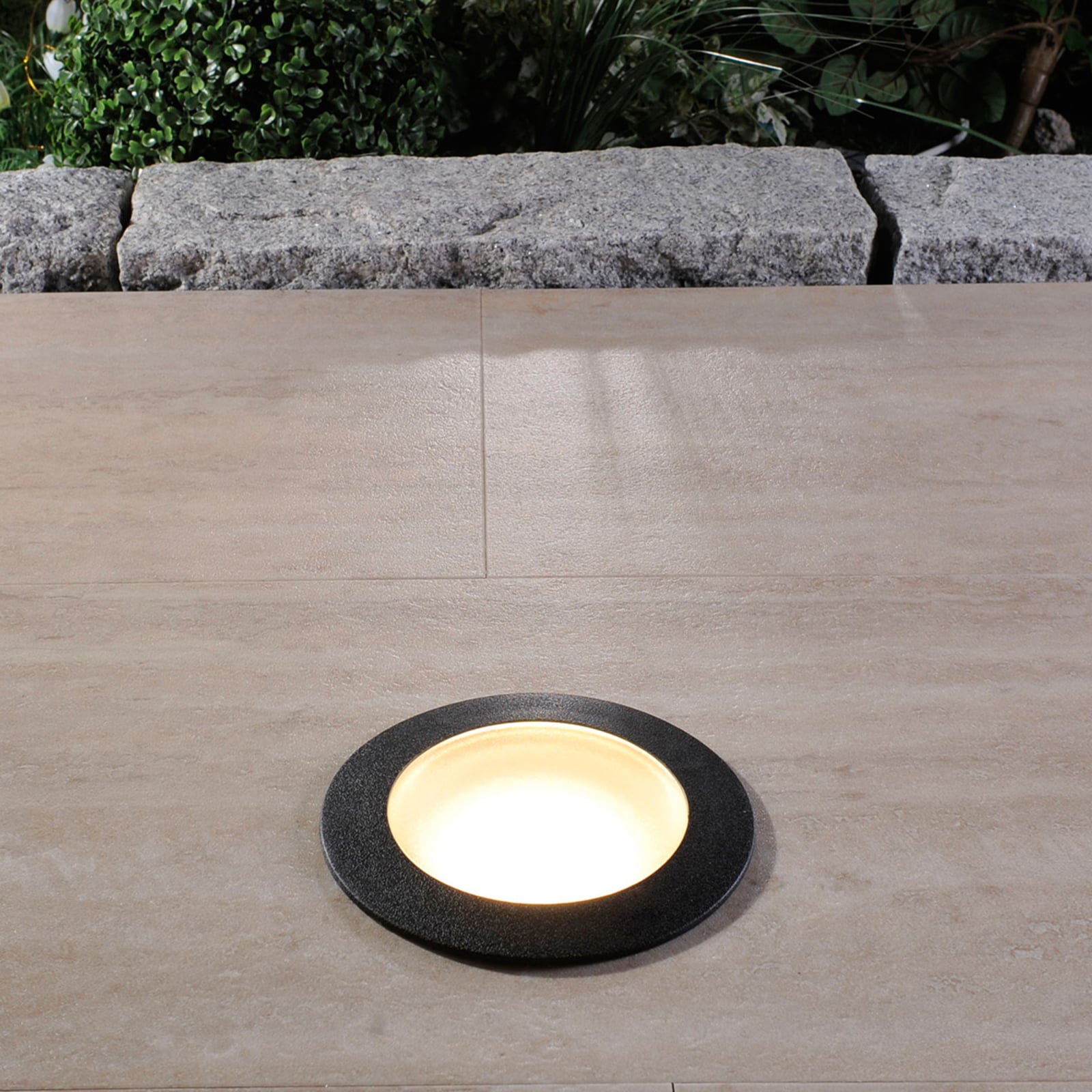 Nærbilde av LED bakkespot Ceci 160 rund svart 10W CCT