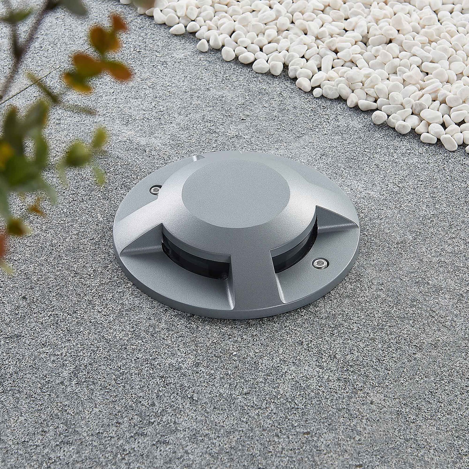 Nærbilde av LED bakkespot Jeffrey sølv med varme hvite LED-lys