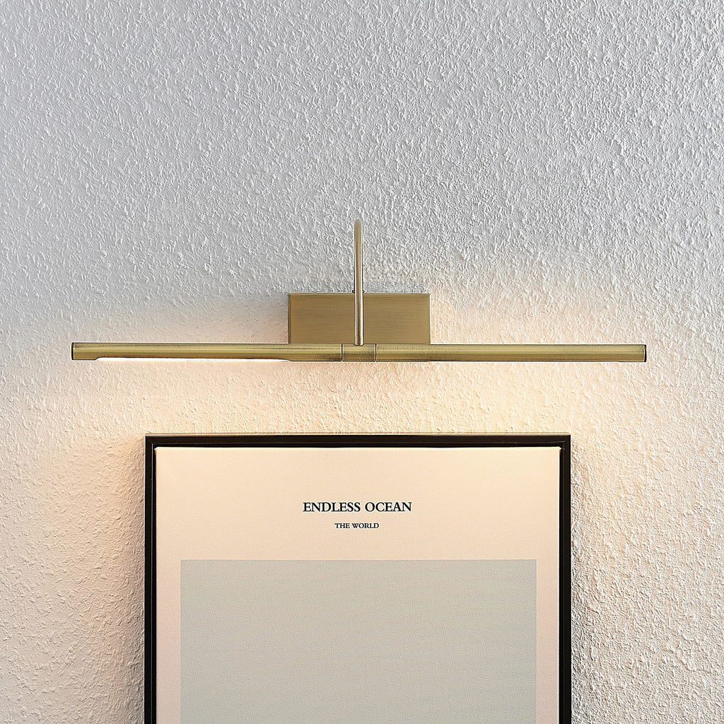 Detalj av LED bildelampe Fehmke messingfarget 52 cm aluminium