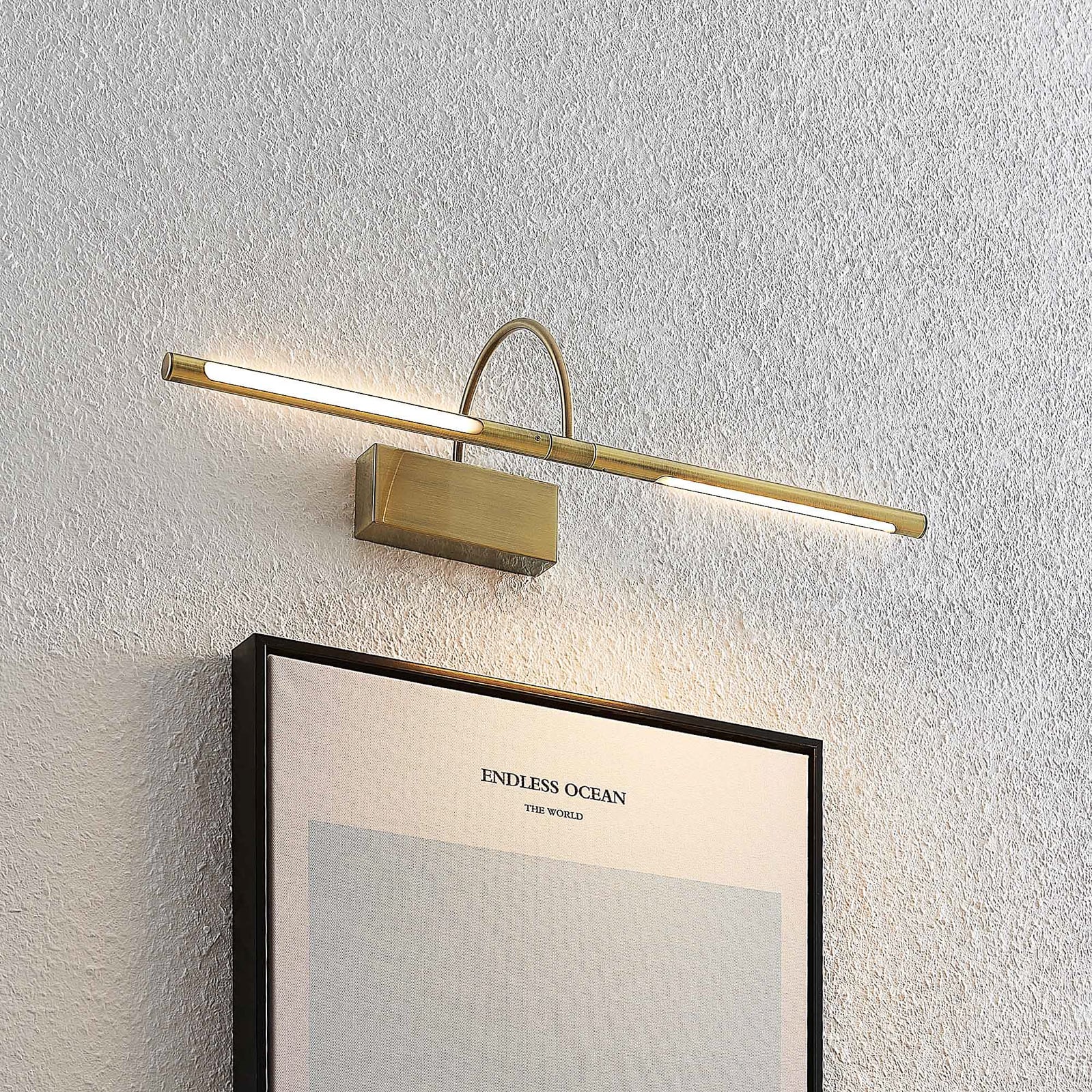 Nærbilde av LED bildelampe Fehmke messingfarget 52 cm aluminium