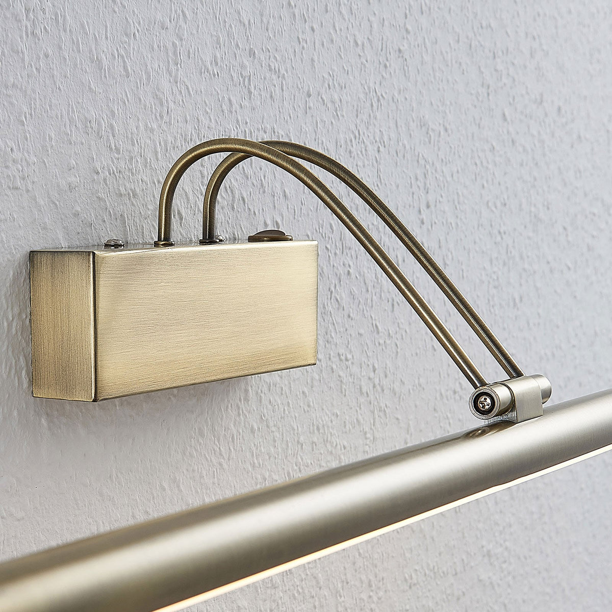 LED bildelampe Mailine gammelmessing 69 cm lysdetalj