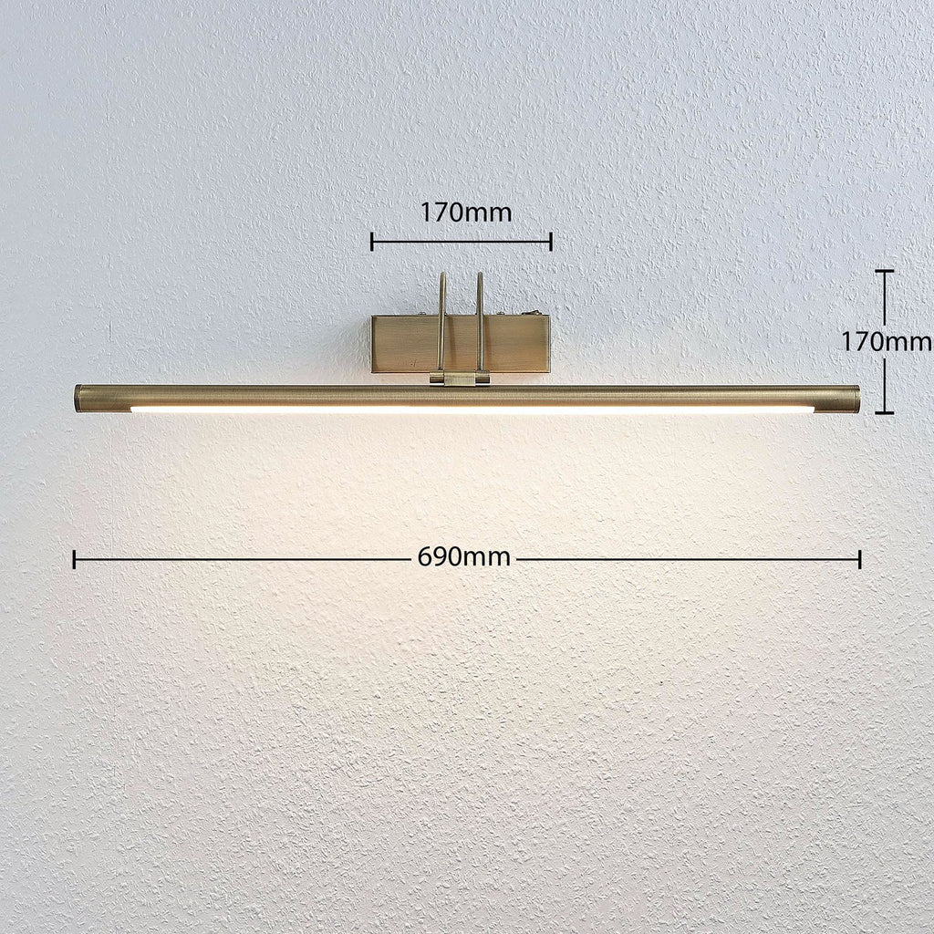 Montert LED bildelampe Mailine gammelmessing 69 cm over bilde
