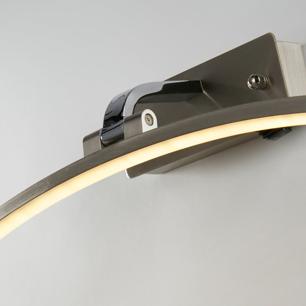 Nærbilde av bryter på LED bildelampe Santorini krom med bryter 40 cm 8W