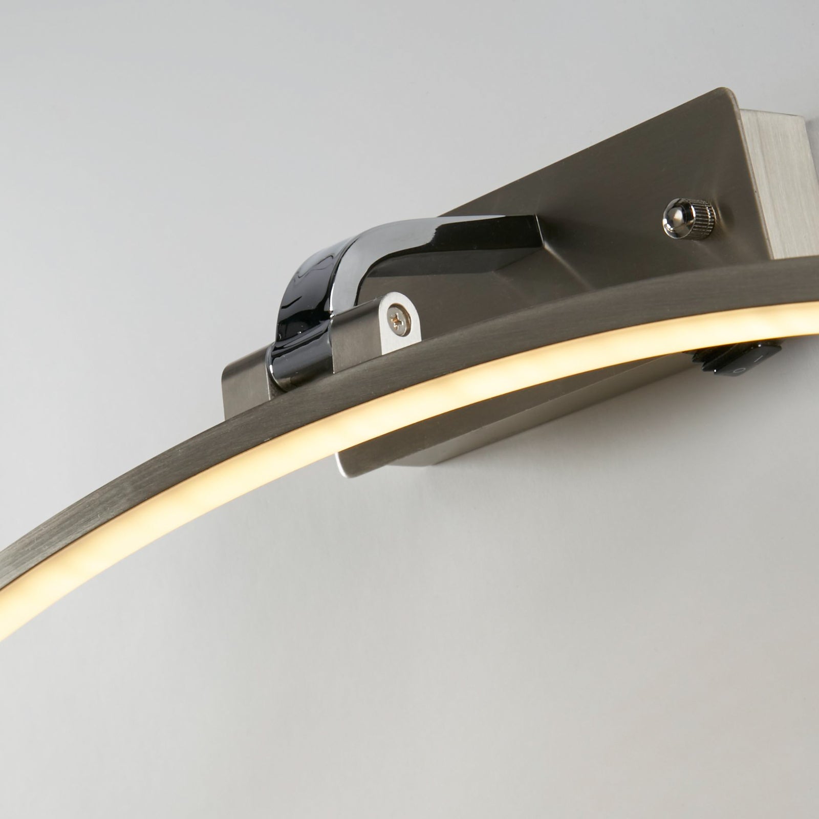 Nærbilde av bryter på LED bildelampe Santorini krom med bryter 40 cm 8W