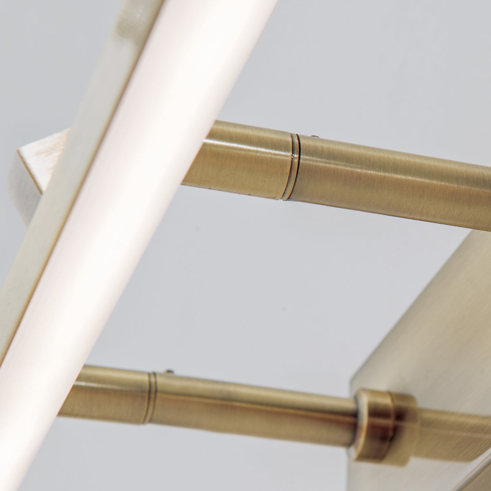 Nærbilde av LED bildelampe Suren altmessing 79,5 cm 15W varmhvit arm