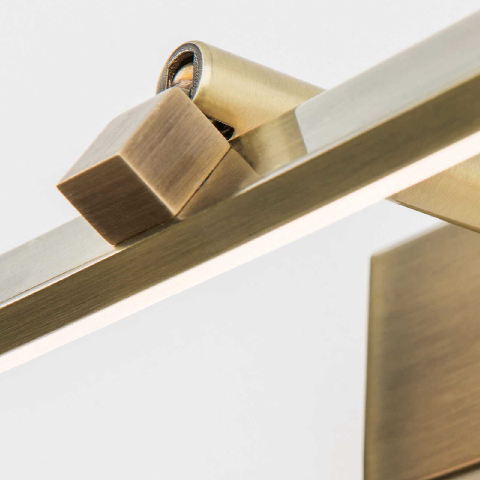 Nærbilde av LED bildelampe Suren antikk messing 50 cm 10W