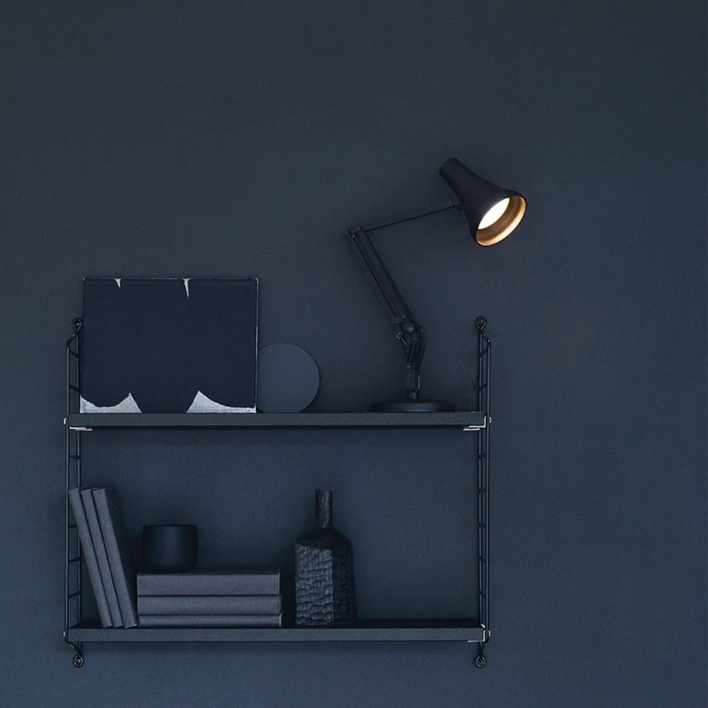 LED bordlampe 90 Mini Mini dimbar svart montert på skrivebord
