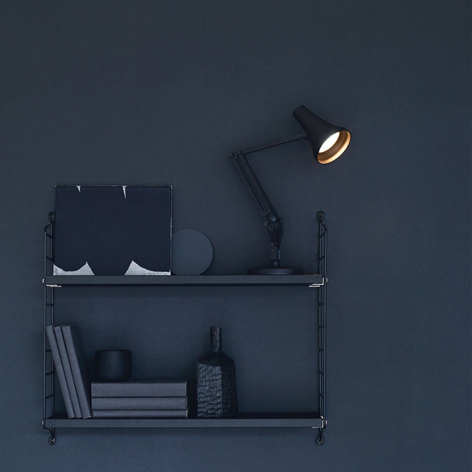 LED bordlampe 90 Mini Mini dimbar svart montert på skrivebord