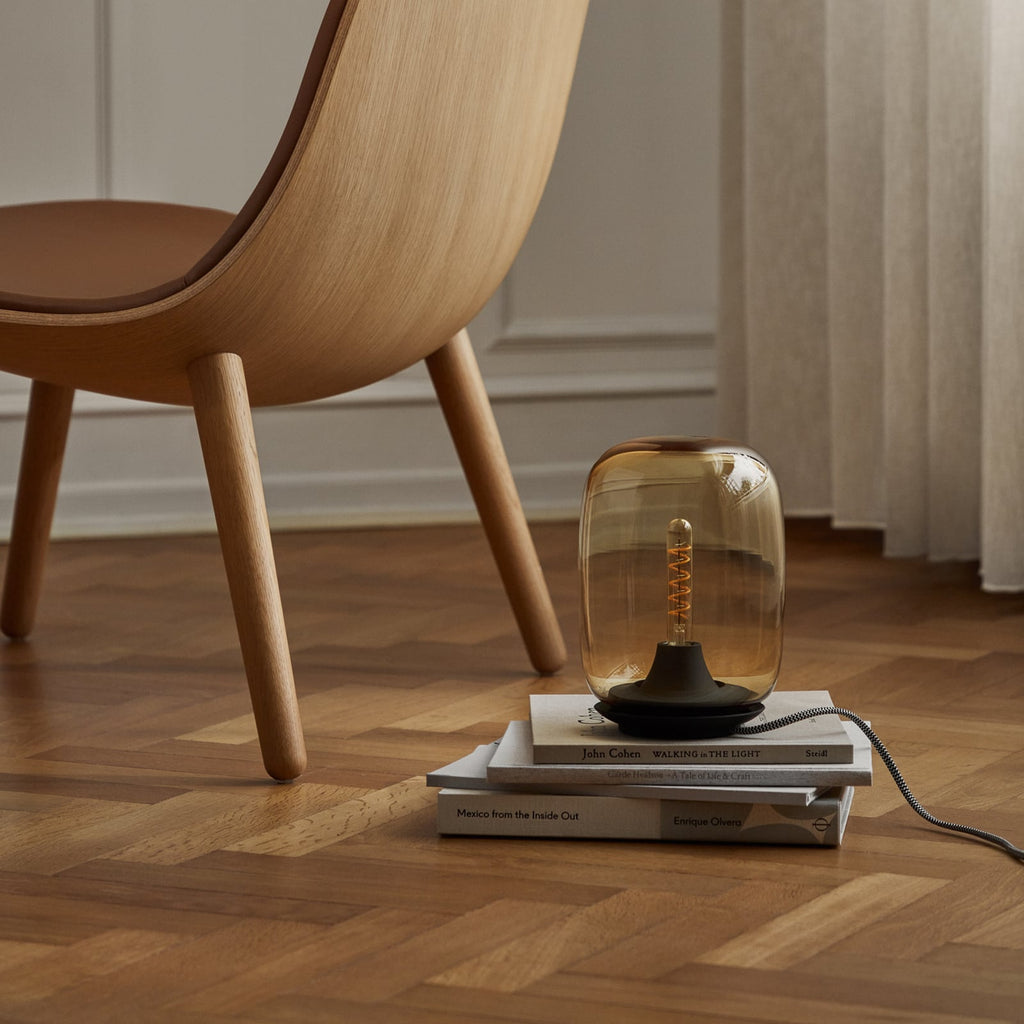 Detalj av LED bordlampe Acorn dimbar mundblåst glass amber