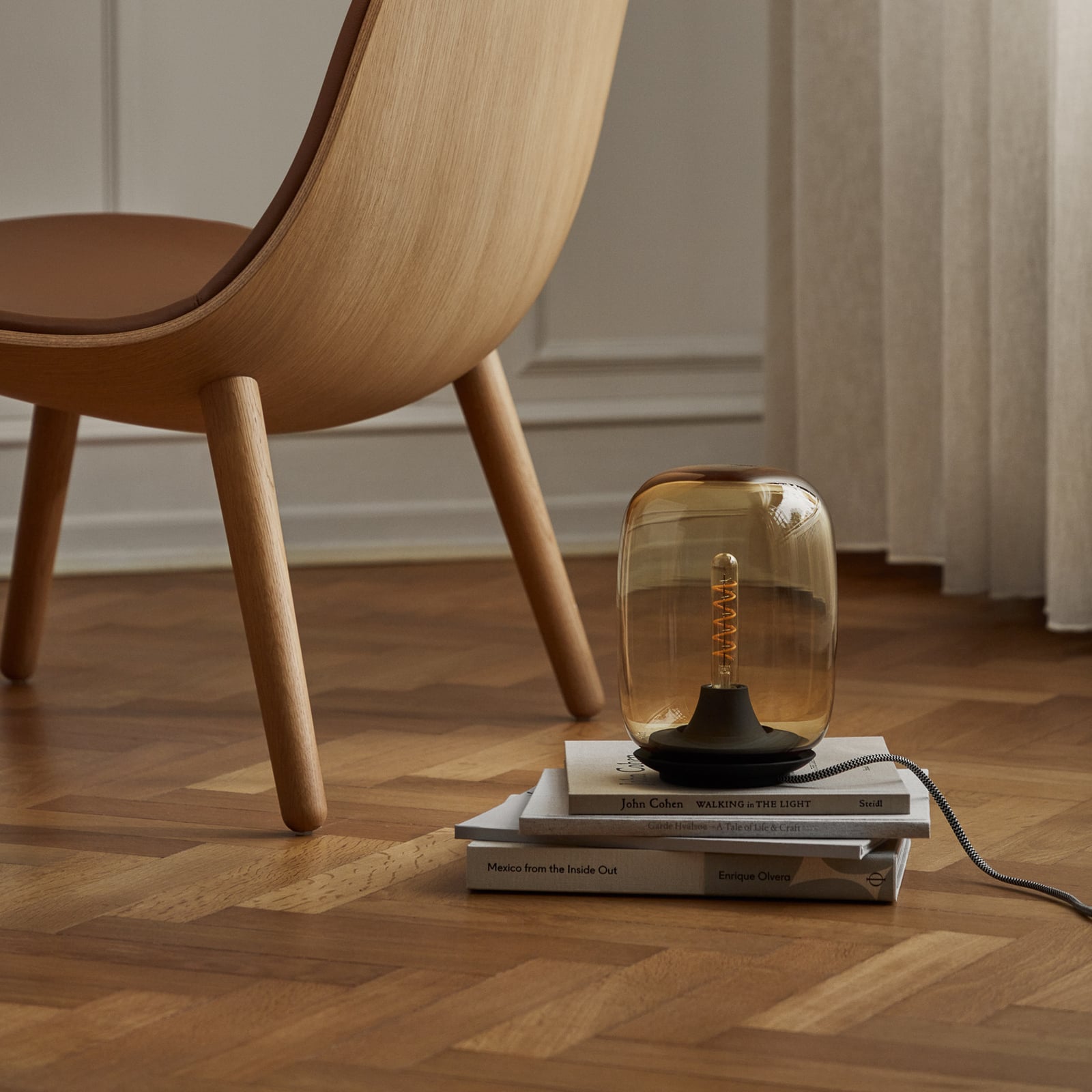 Detalj av LED bordlampe Acorn dimbar mundblåst glass amber