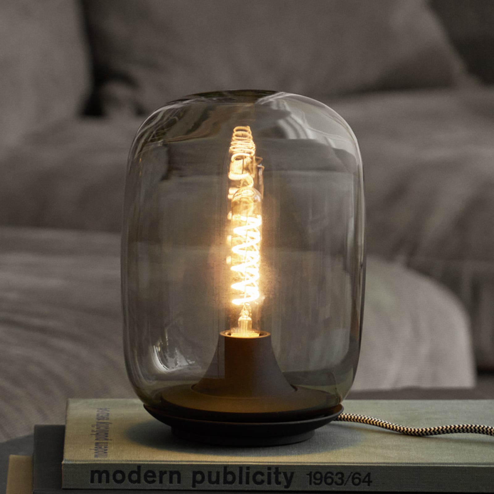 LED bordlampe Acorn dimbar mundblåst glass grå forfra