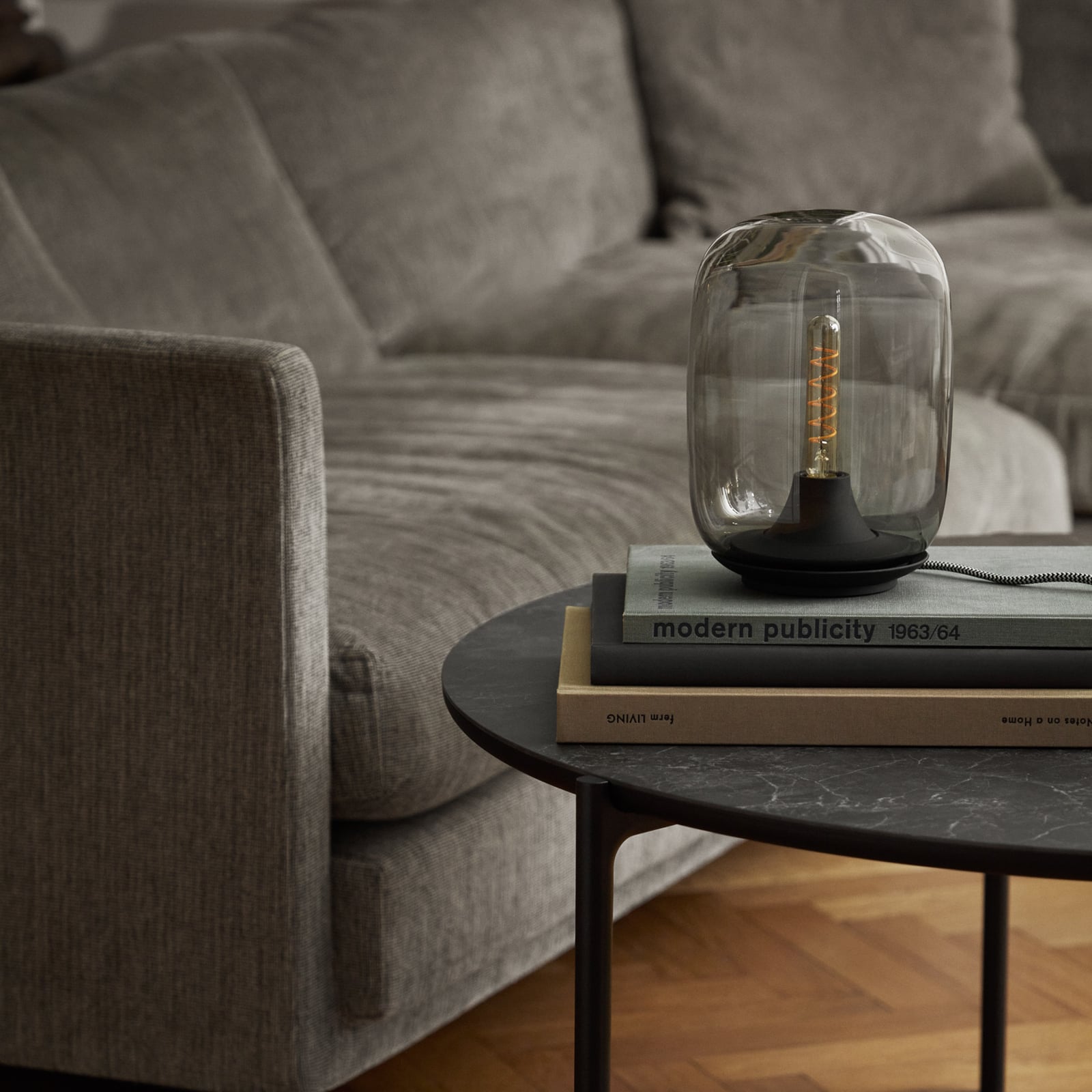 Detalj av LED bordlampe Acorn dimbar mundblåst glass grå