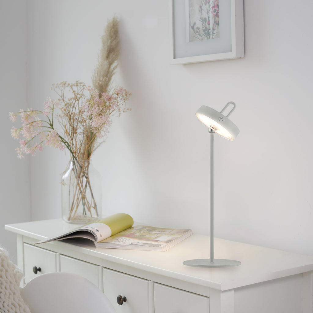 LED bordlampe Amag oppladbar dimbar jern lysgrå IP44 detalj av lampehode