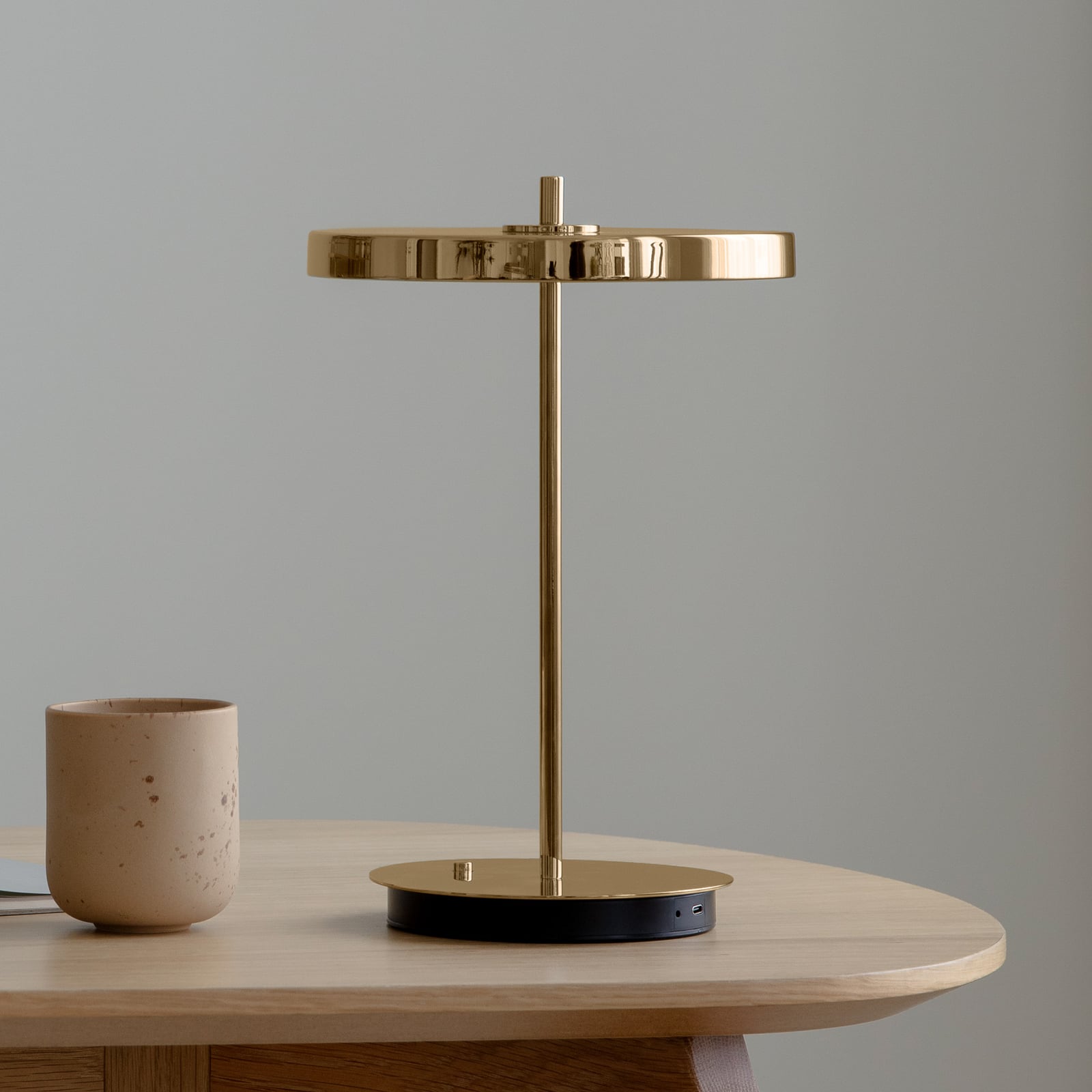 LED-bordlampe Asteria Move oppladbar polert messing forfra