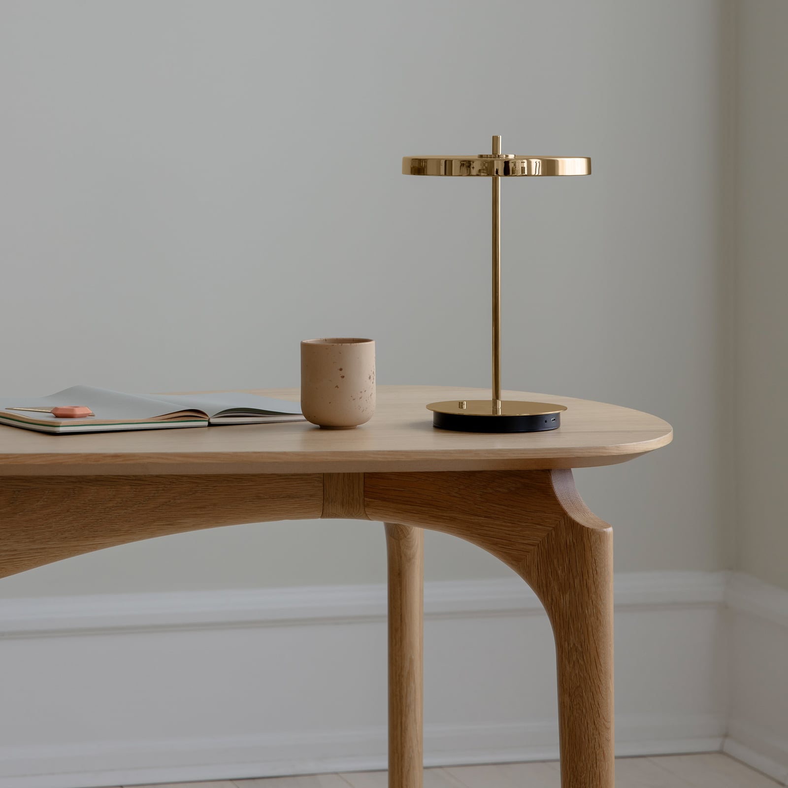 LED-bordlampe Asteria Move polert messing bakside