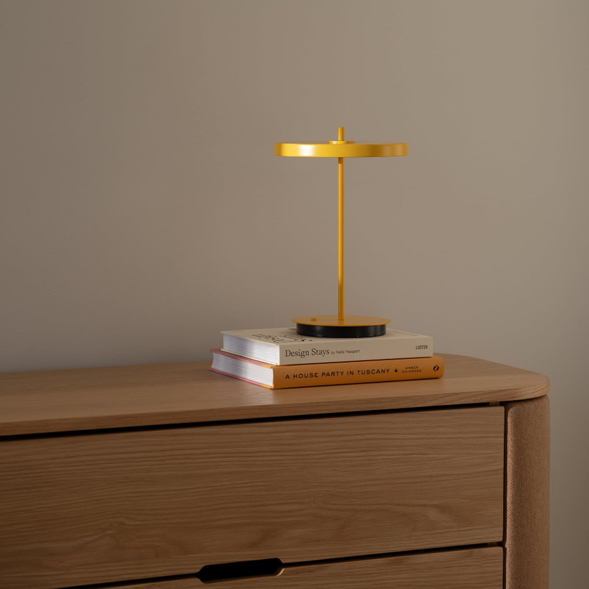 LED bordlampe Asteria Move oppladbar solsikkegul bakside