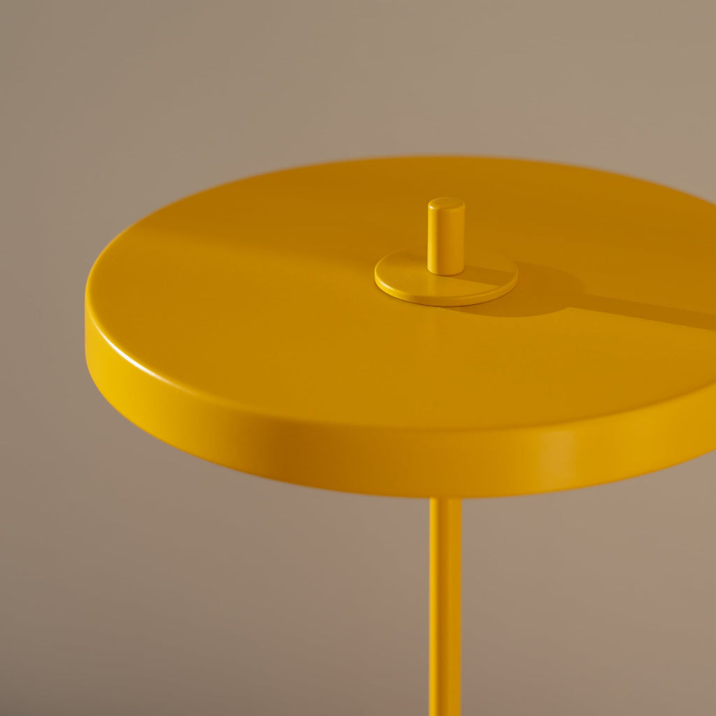 Nærbilde av LED bordlampe Asteria Move oppladbar solsikkegul