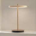 LED bordlampe Asteria Move perlhvit/messing forfra