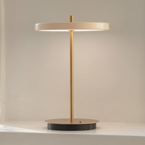 LED bordlampe Asteria Move perlhvit/messing forfra