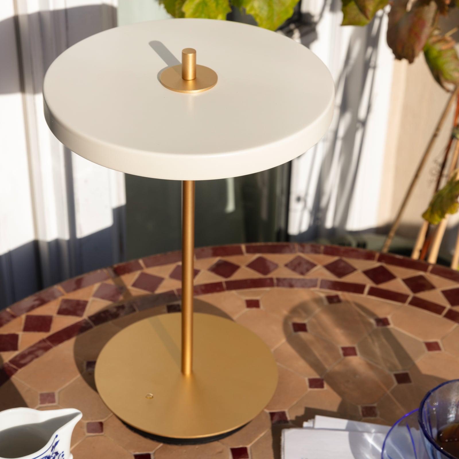 LED bordlampe Asteria Move perlhvit/messing montert på bord