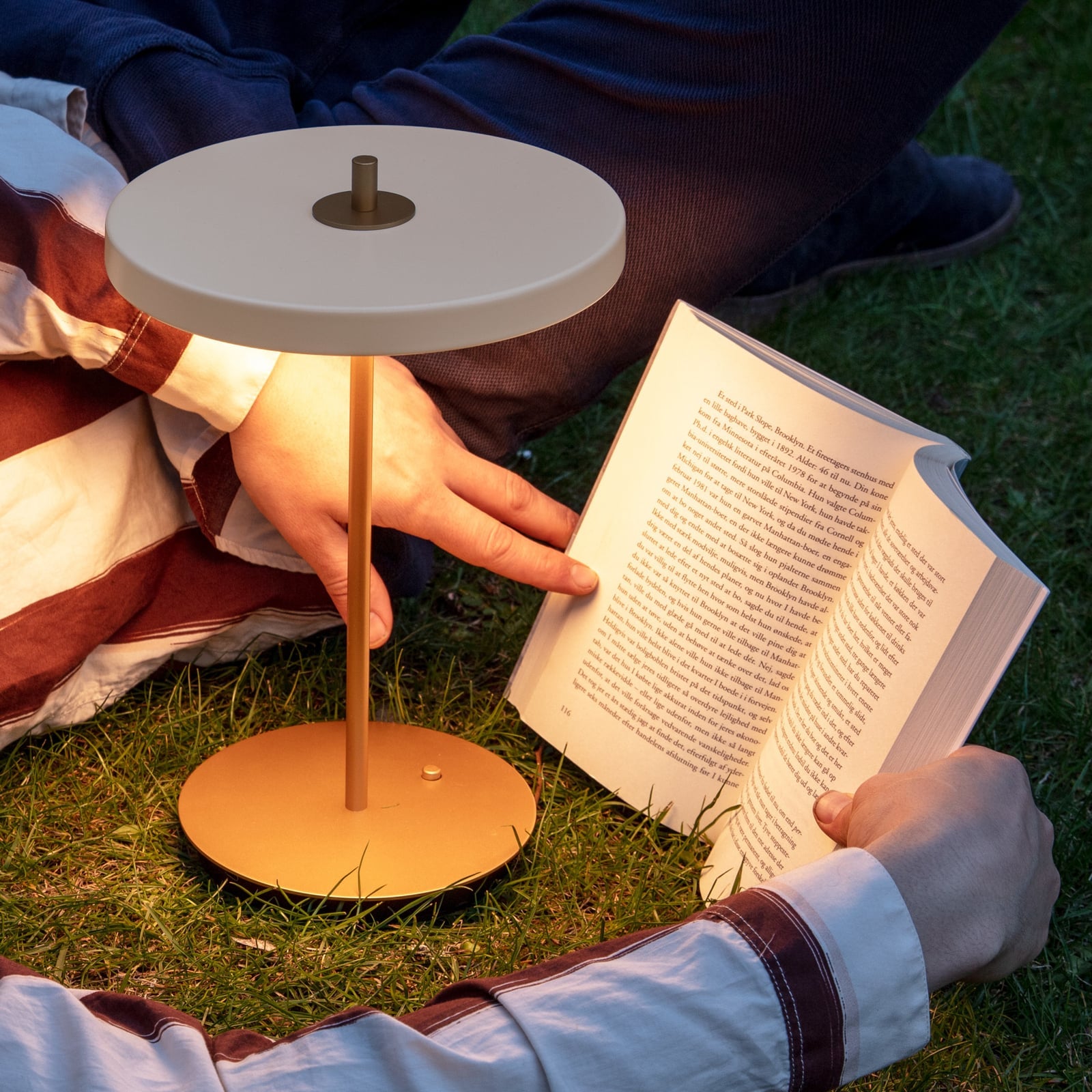 LED bordlampe Asteria Move perlhvit/messing nærbilde av dimmer