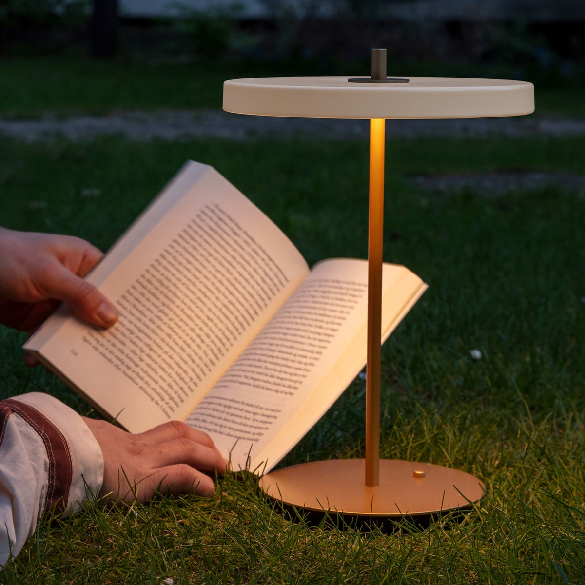 LED bordlampe Asteria Move perlhvit/messing sideprofil