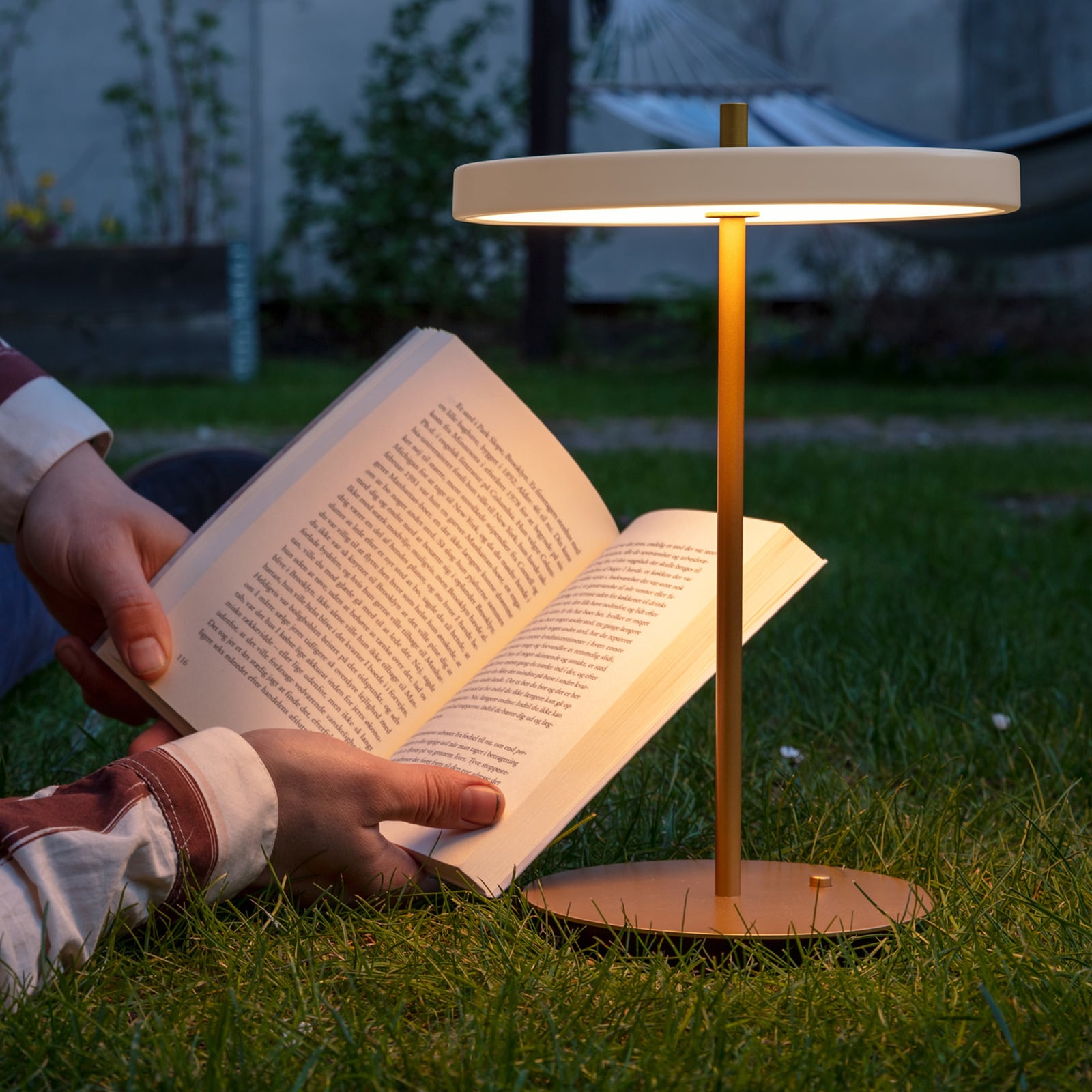 LED bordlampe Asteria Move perlhvit/messing batterilading