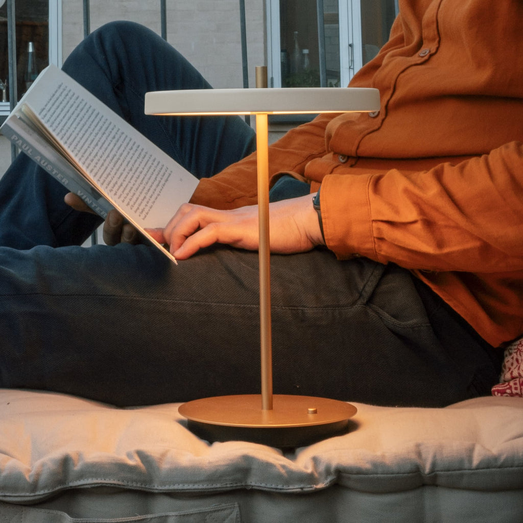 LED bordlampe Asteria Move perlhvit/messing lys i bruk