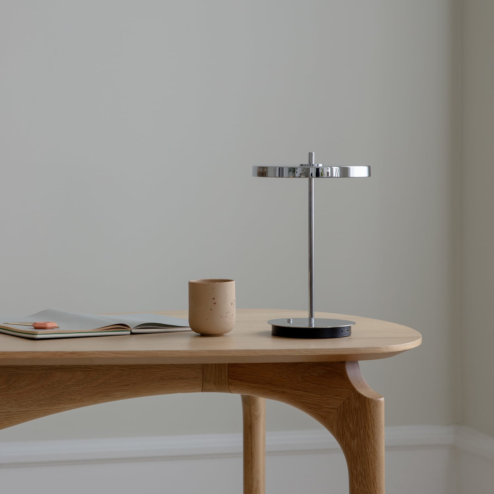 LED-bordlampe Asteria Move polert stål detalj av lampefot