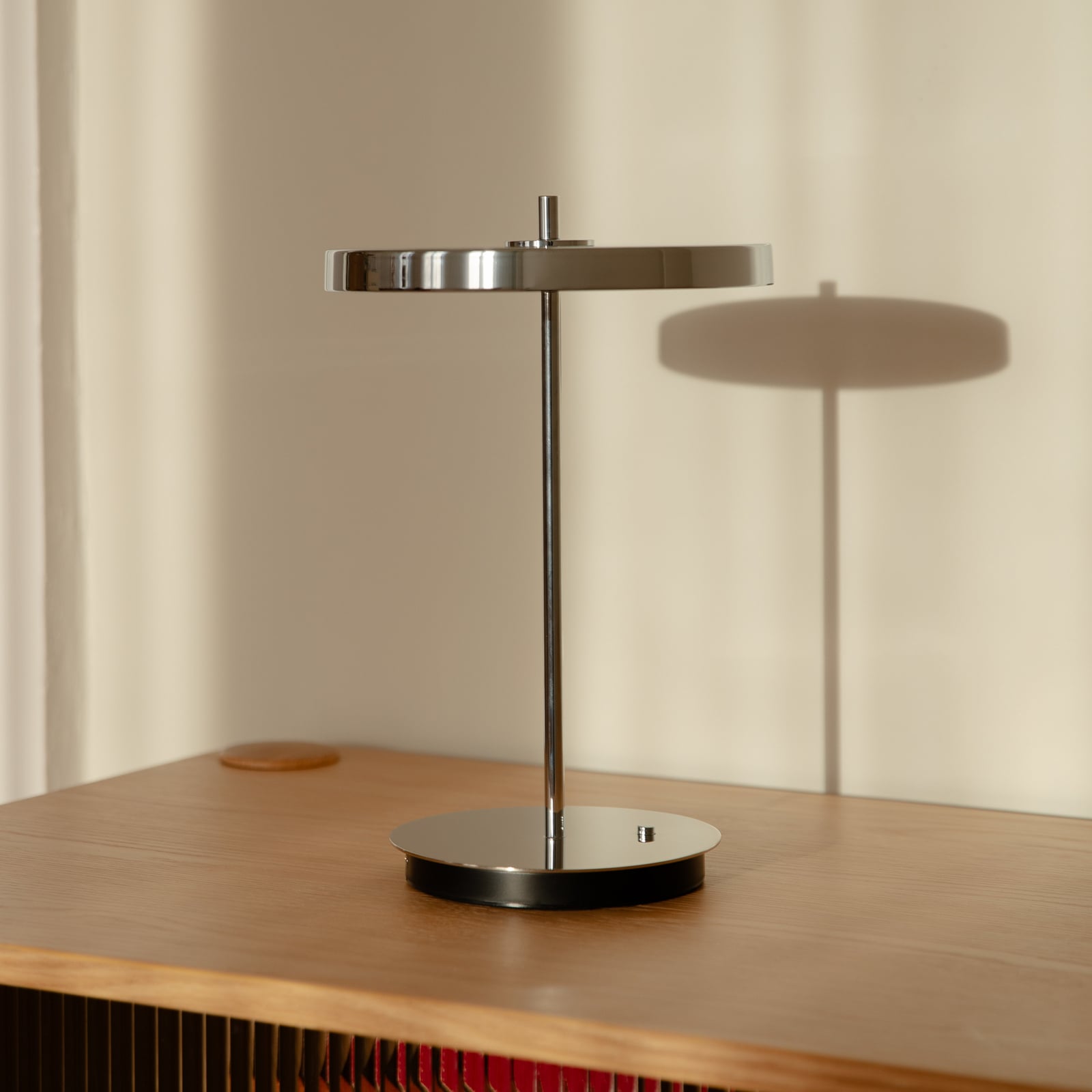 LED-bordlampe Asteria Move oppladbar polert stål forfra