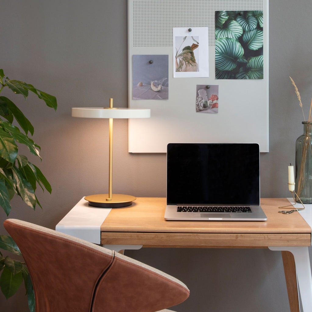 LED bordlampe Asteria Table dimbar hvit/messing detalj av lampefot
