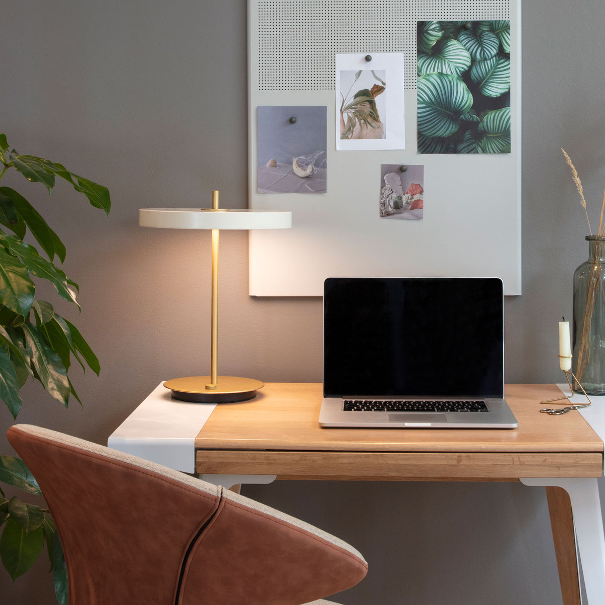 LED bordlampe Asteria Table dimbar hvit/messing detalj av lampefot