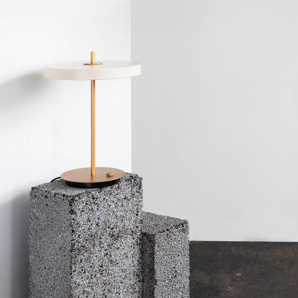 LED bordlampe Asteria Table dimbar hvit/messing montert på bord