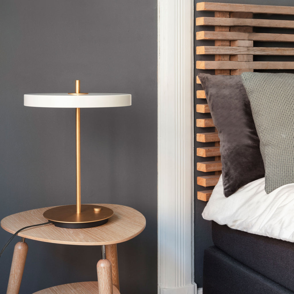 LED bordlampe Asteria Table dimbar hvit/messing nærbilde av skjerm